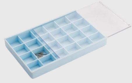 Scatola in plastica 24 scomparti cm. 19 x 13 x 2 - Plastic box with 24 compartments. 19 x 13 x 2 cm